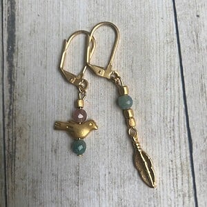 Oorbellen met matgoud vergulde details en agaat