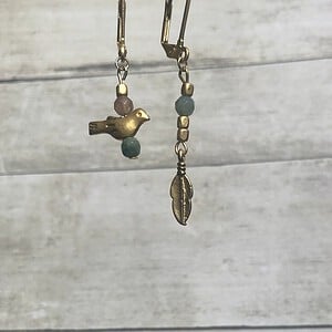 Alternative view of Oorbellen met matgoud vergulde details en agaat