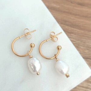 Pearl earrings gold