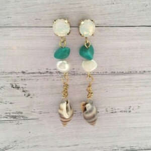 Vergulde oorbellen met Swarovski, turquoise kraaltjes, zoetwaterparels en echte schelpjes