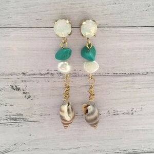 Vergulde oorbellen met Swarovski, turquoise kraaltjes, zoetwaterparels en echte schelpjes