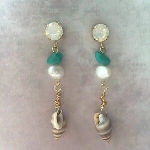 Alternative view of Vergulde oorbellen met Swarovski, turquoise kraaltjes, zoetwaterparels en echte schelpjes