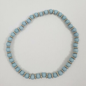 Licht blauwe en zilver kralen rek armband