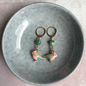 Vergulde oorringetjes met kraaltjes van turquoise howliet en vogeltjes van emaille