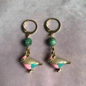 Alternative view of Vergulde oorringetjes met kraaltjes van turquoise howliet en vogeltjes van emaille