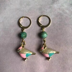 Alternative view of Vergulde oorringetjes met kraaltjes van turquoise howliet en vogeltjes van emaille