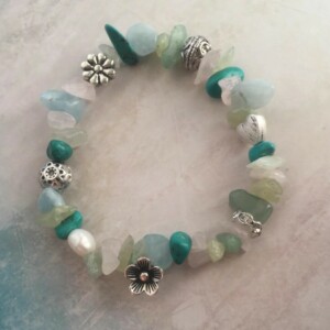 Alternative view of Armbandje met kraaltjes van verschillende half-edelstenen en verzilverde elementen