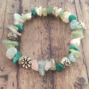 Armbandje met kraaltjes van verschillende half-edelstenen en verzilverde elementen