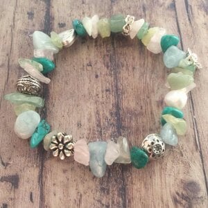 Armbandje met kraaltjes van verschillende half-edelstenen en verzilverde elementen