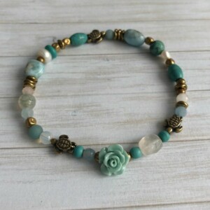 Armband met kraaltjes van diverse soorten half-edelsteen en bronzen details