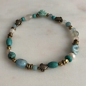 Armband met kraaltjes van diverse soorten half-edelsteen en bronzen details