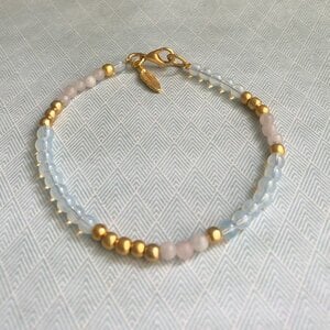 Armband met kralen van gematteerde rozenkwarts, opaliet en mat vergulde details