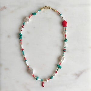 Ketting met glaskraaltjes, turquoise howliet, koraal en zoetwaterparels