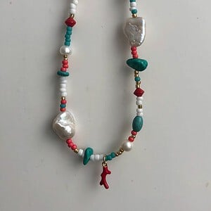 Alternative view of Ketting met glaskraaltjes, turquoise howliet, koraal en zoetwaterparels