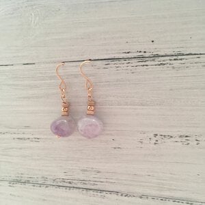 Alternative view of Rosé gold filled oorbellen met amethist