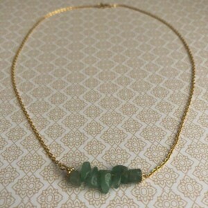 Gold filled ketting met onregelmatig gevormde kraaltjes van aventurijn