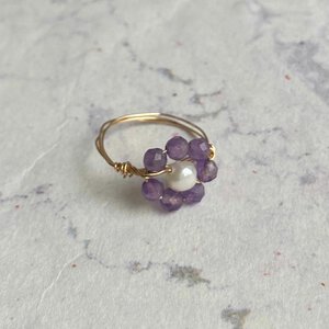 Ring van gold filled draad met bloemetje van amethist en een zoetwaterparel