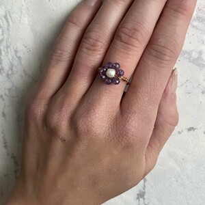 Ring van gold filled draad met bloemetje van amethist en een zoetwaterparel
