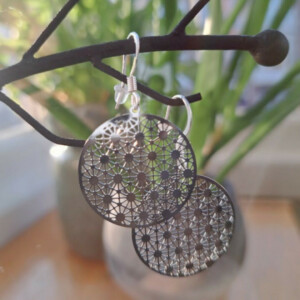 Alternative view of Oorbellen filligraan rond goud of zilver