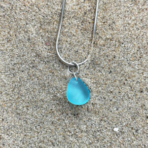 Alternative view of Cristal Blue zeeglas ketting