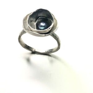 Zilveren ring met kuipjes en grijs-paarse zoetwater parel