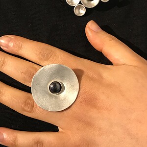 grote ronde ring in  zilver met grijs/paarse zoetwaterparel