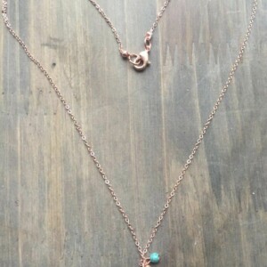 Alternative view of Roségoud vergulde ketting met peace-teken en turquoise kraal