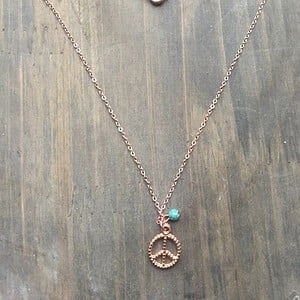 Alternative view of Roségoud vergulde ketting met peace-teken en turquoise kraal