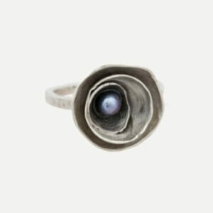 Zilveren ring met kuipjes en grijs-paarse zoetwater parel