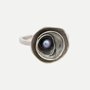 Zilveren ring met kuipjes en grijs-paarse zoetwater parel