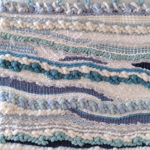 Wandkleed in verschillende tinten blauw en wolwit