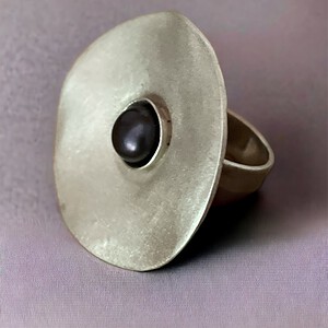 grote ronde ring in  zilver met grijs/paarse zoetwaterparel
