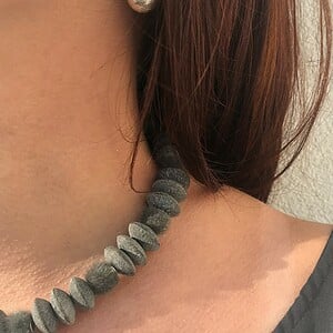 Alternative view of Zilveren oorbellen met bontje