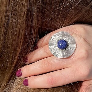 Grote ring in zilver met Lapis Lazuli