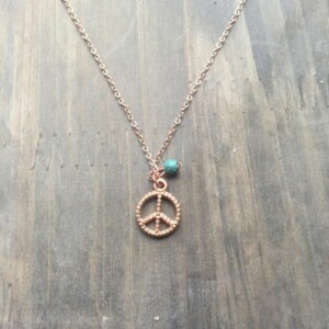 Roségoud vergulde ketting met peace-teken en turquoise kraal