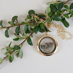 Alternative view of Gouden Bloemen Ketting met Paars Bloem