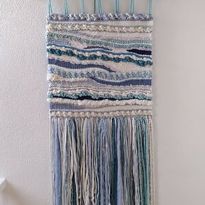 Wandkleed in verschillende tinten blauw en wolwit