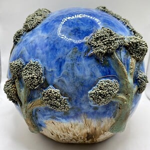 Globe, bol van keramiek met bomen en zand, zee en lucht