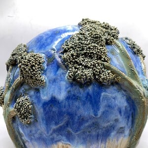 Globe, bol van keramiek met bomen en zand, zee en lucht