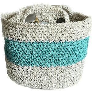 Gehaakte zomer shopper tas van raffia garen in crème en blauwe kleuren