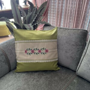 Geborduurd vintage mintgroen kussen