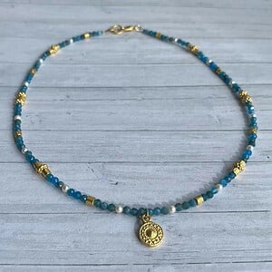 Alternative view of Ketting met kraaltjes van apatiet, zoetwaterparel en matvergulde details