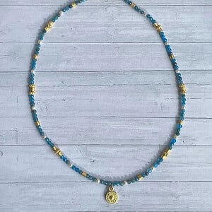Ketting met kraaltjes van apatiet, zoetwaterparel en matvergulde details