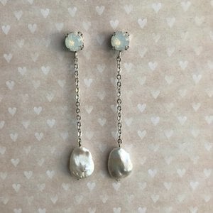 Verzilverde oorbellen met Swarovski en keshi-parels