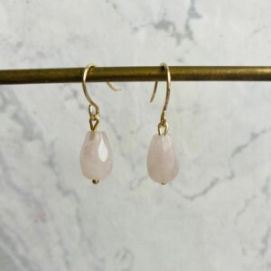 Gold filled oorbellen met druppeltjes van rozenkwarts
