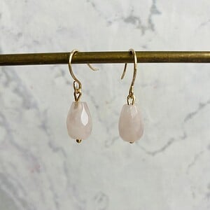 Gold filled oorbellen met druppeltjes van rozenkwarts