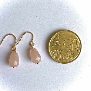 Alternative view of Gold filled oorbellen met druppeltjes van rozenkwarts