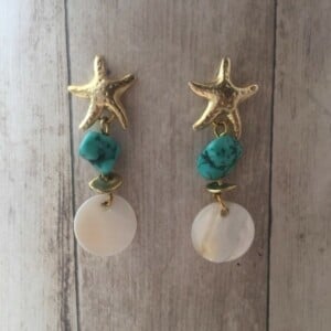 Vergulde oorbellen met zeesterren, turquoise kraaltjes en parelmoer bedeltjes