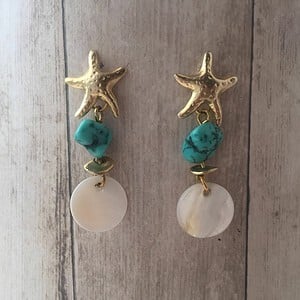 Vergulde oorbellen met zeesterren, turquoise kraaltjes en parelmoer bedeltjes