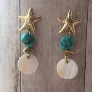 Alternative view of Vergulde oorbellen met zeesterren, turquoise kraaltjes en parelmoer bedeltjes